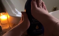 Amateur Foot Fetish Girlfriend Sucks and gives a Footjob