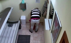 Busty MILF playing with her pussy in solarium