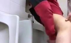 Twink's Handjob In The Wc
